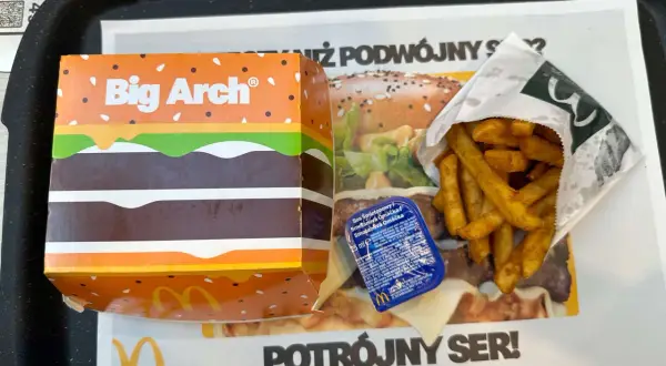 Pudełko Big Arch, frytki i sos na tacce McDonald's.