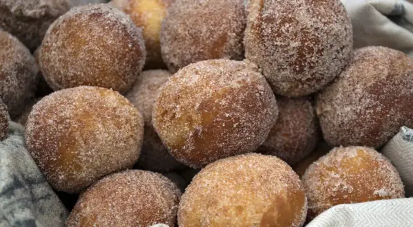 Pączki z ziemniakami Ewy Wachowicz, obtoczone w cukrze z cynamonem, kuszą swoim wyglądem i zapachem.