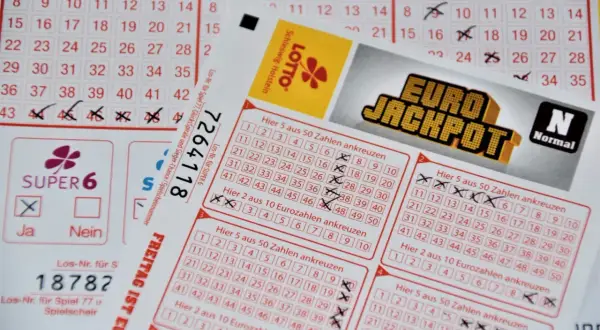Kupony Eurojackpot i Lotto z zaznaczonymi liczbami.