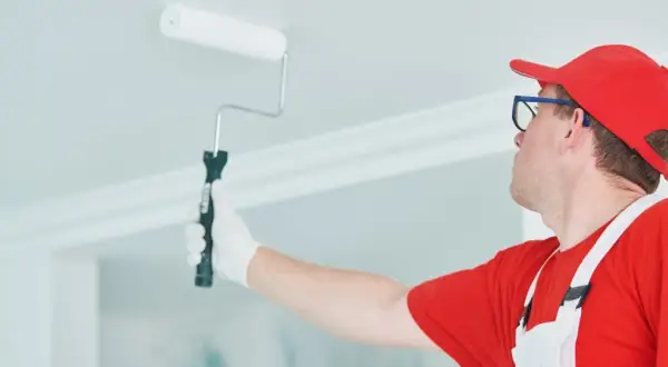 Jak malować sufit - od okna czy do okna, aby uniknąć smug?
