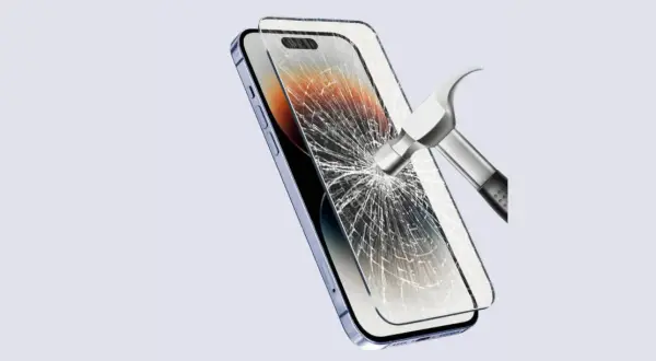 Młotek uderza w ekran telefonu, który jest chroniony przez szkło hybrydowe lub folię hydrożelową.