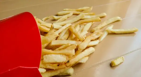 Ile kalorii mają małe frytki z McDonald's? Zaskakujące fakty o kaloriach