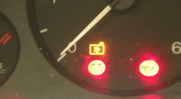 Opel Astra J deska rozdzielcza: kontrolka akumulatora i ciśnienia oleju świecą się na czerwono.