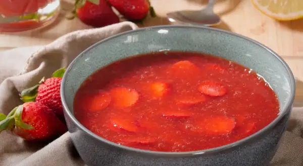 Erfrischende Erdbeer-Kaltschale, ein leichtes Rezept für heiße Tage. Mit frischen Erdbeeren und einem Hauch Zitrone.