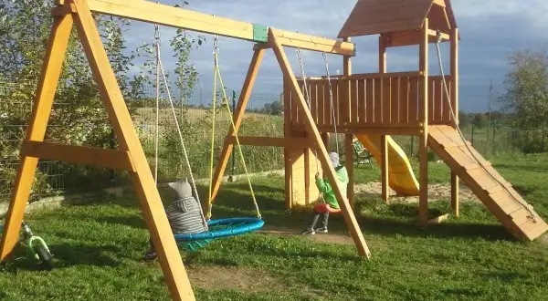 Jak zabezpieczyć drewniany plac zabaw, by zapewnić bezpieczeństwo dzieci?