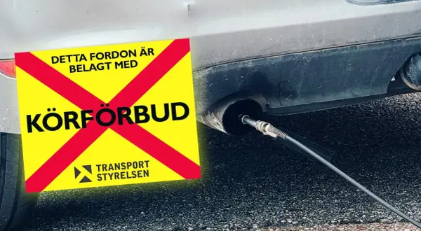 Bil med körförbud på grund av bristande besiktning. En slang kopplad till avgasröret indikerar en kontroll.