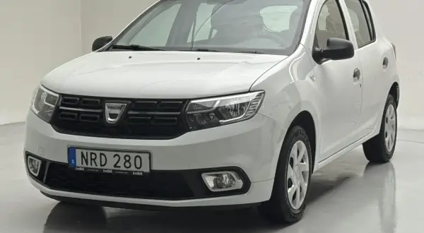 Vit Dacia Sandero begagnad, redo för nya äventyr. En pålitlig bil för vardagen.