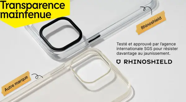 Deux coques transparentes, l'une de marque Rhinoshield, l'autre d'une autre marque, comparées pour leur résistance au jaunissement.