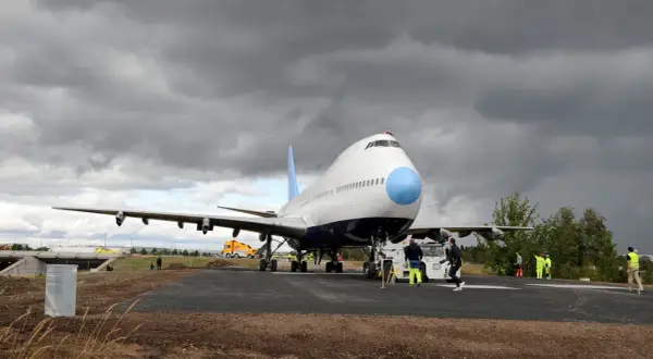 Jumbo stay-planet i Sverige, en Boeing 747, flyttas med hjälp av bogserfordon.
