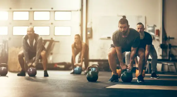 CrossFit: Zdrowie czy ryzyko? Odkryj, jak trenować bezpiecznie.