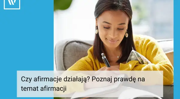 Kobieta pisze w zeszycie, zastanawiając się, czy afirmacje działają. Poznaj prawdę na temat afirmacji.
