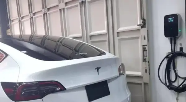 Ile ładuje się Tesla? Czasy, czynniki i porady eksperta