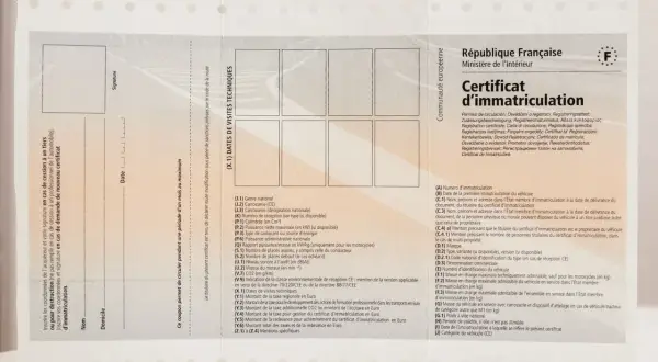 Certificat d'immatriculation français, document essentiel pour tout véhicule, y compris la carte poids lourd.