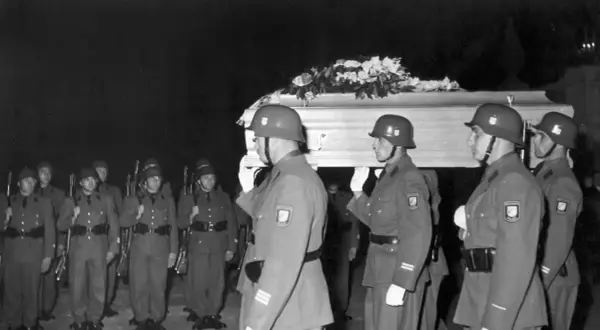 Soldaten tragen den Sarg von Rupprecht von Bayern.