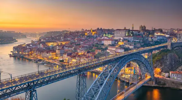 Most zwodzony w Porto o zmierzchu. Piękne widoki, ale czego nie robić w Portugalii? Nie przegap tego!