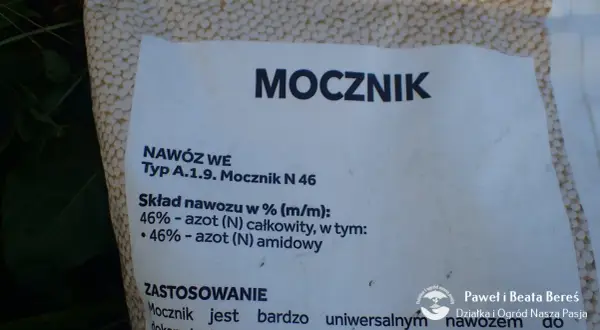 Etykieta nawozu "Mocznik N 46" informuje o składzie. Aby przygotować roztwór, należy sprawdzić zalecenia producenta, ile kg mocznika na 300l wody będzie optymalne.