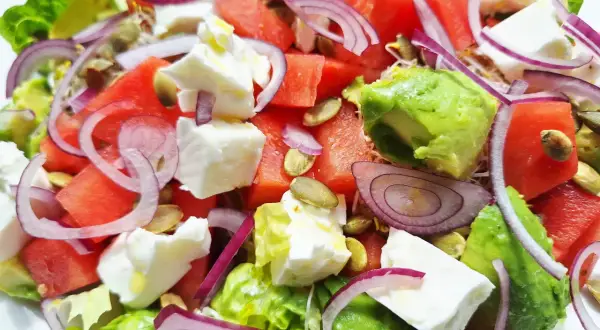 En fräsch melonsallad med fetaost, avokado, rödlök och pumpafrön. En perfekt sommarrätt!