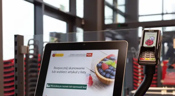 Ekran samoobsługowy Biedronki i terminal płatniczy z biedronką. Dowiedz się, jak założyć kartę Multisport Biedronka.