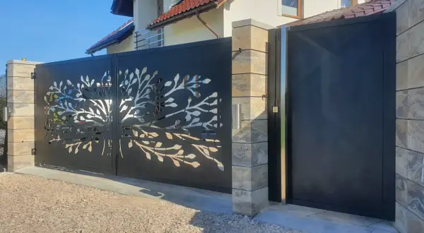 Nowa brama z motywem drzewa, ale elektrozaczep do furtki raz działa raz nie, co irytuje.