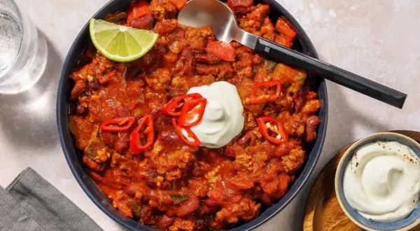 Un saporito chili con carne macinata, fagioli rossi, peperoncino e una cucchiaiata di panna acida. Perfetto per le tue ricette con carne macinata.