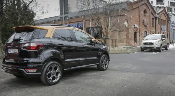 Czarne Ford EcoSport z żółtym dachem, obok srebrny model. Wiele osób szuka imperial ecosport 2 opinie, by podjąć decyzję o zakupie.