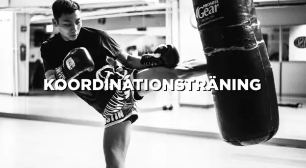 Jakob Lundberg tränar koordination med en spark mot en sandsäck i ett gym.