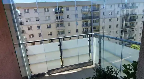 Jak zabudować barierki na balkonie w bloku i zyskać prywatność