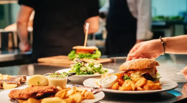 Pyszne dania w restauracji. Kwestia usługi gastronomicznej a VAT jest ważna dla każdego klienta.