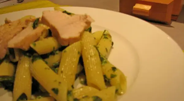 Szybki przepis na makaron penne z kurczakiem i szpinakiem w sosie serowym