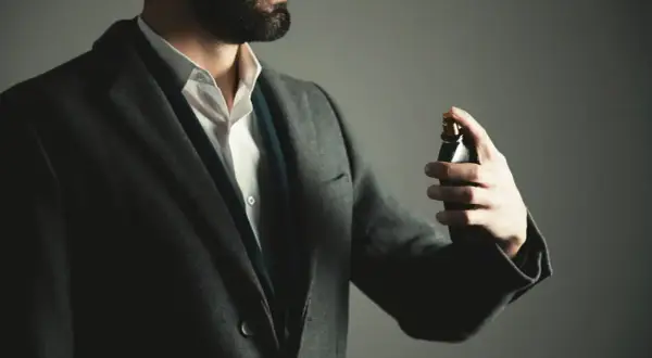 Gdzie psikać perfumy męskie, aby zapach utrzymał się dłużej?