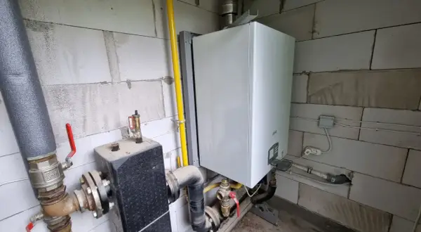 Piec Ferroli jak ustawić? Widok instalacji gazowej i wodnej przy kotle.