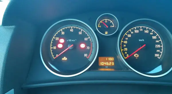 Opel Astra H: kontrolka silnika świeci, wskazując na możliwe kody błędów ECN. Przebieg 104623 km.