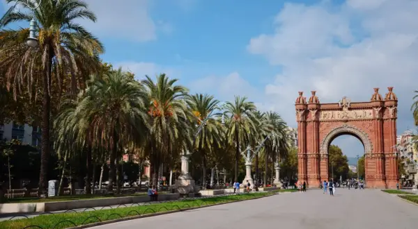 Łuk Triumfalny i aleja palmowa, gdzie jest Barcelona.