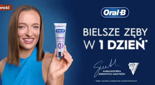 Uśmiechnięta kobieta prezentuje pastę Oral-B Pro 3D White, najlepszą pastę na przebarwienia zębów, obiecując bielsze zęby w 1 dzień.