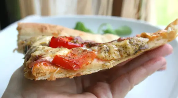 Czy można zrobić pizzę z niewyrośniętego ciasta i jak to zrobić?