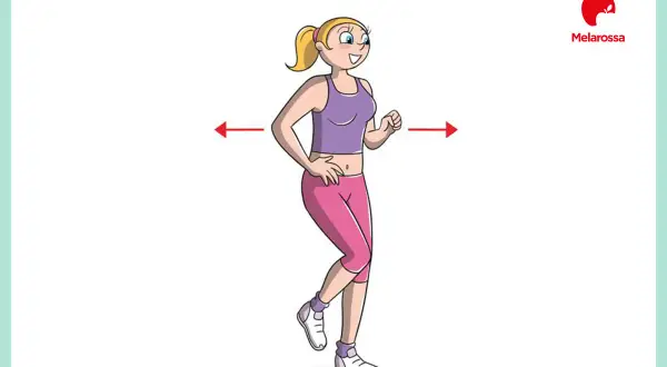 Donna bionda con codino, in tenuta sportiva viola e rosa, che corre sul posto. Le frecce rosse indicano il movimento avanti e indietro, suggerendo di camminare in casa.