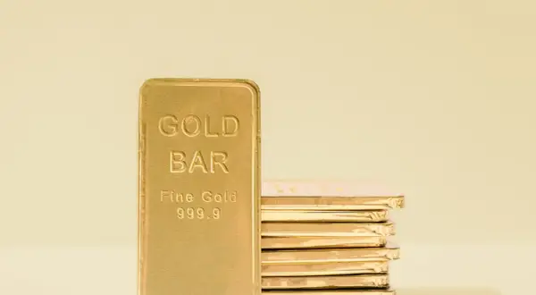 Złote sztabki z napisem "Fine Gold 999.9", symbolizujące inwestycje z akredytacją LBMA.