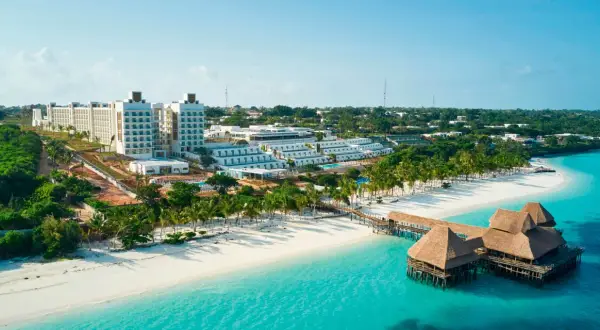 Luksusowy hotel Riu Jambo Zanzibar z białym piaskiem i turkusową wodą.