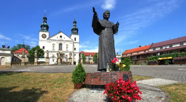 Pomnik Jana Pawła II na placu przed bazyliką na Kalwarii Zebrzydowskiej. Piękna trasa pielgrzymkowa.