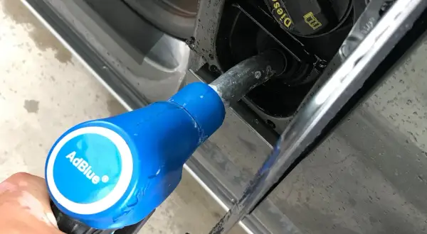 Niebieska dysza z napisem AdBlue® wlewana do baku diesla. To płyn AdBlue, co to jest?