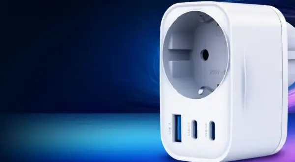 Biała ładowarka z gniazdem sieciowym i portami USB-A, USB-C1, USB-C2. Idealna do szybkiego ładowania iPhone'a, zasilanie do 250V.