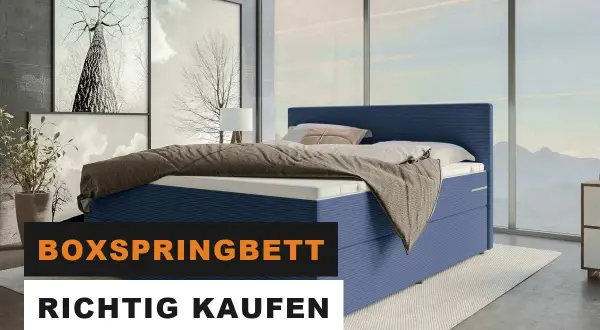 Ein blaues Boxspringbett mit Decke und Kissen steht in einem modernen Schlafzimmer. "Boxspringbett richtig kaufen" steht im Vordergrund.
