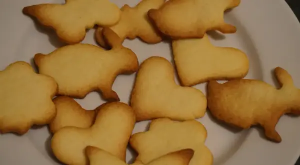 Urocze ciasteczka kruche babci w kształcie króliczków, motylków i serduszek, idealne na wielkanocny stół.