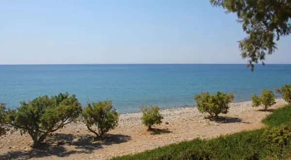 Kieselstrand mit Tamarisken und dem blauen Meer bei Paleochora, Kreta.