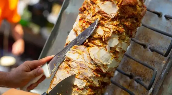 Kebab z kurczakiem: Ile ma kalorii? Zaskocz się i jedz mądrze!