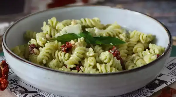 Pastasallad med pesto, soltorkade tomater och pinjenötter. En härlig kall mat som passar perfekt en varm sommardag.