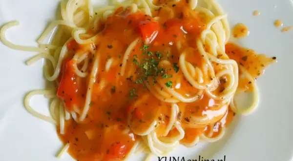 Szybki sos do spaghetti z pomidorów z puszki, który zachwyci smakiem