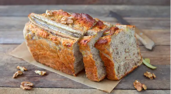 Leckeres Bananenbrot, perfekt für ein Bananenbrot Rezept mit Kindern. Mit Nüssen und Bananenstücken verfeinert.