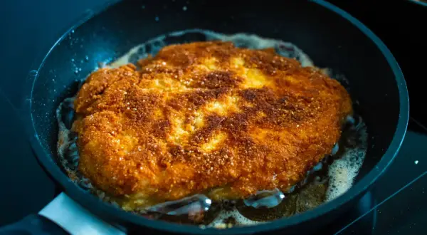 Ile smażyć schab na patelni, aby był soczysty i chrupiący?