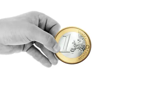 Mano che tiene una moneta da 1 euro. Domanda: entro quanto tempo si può revocare una donazione?